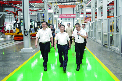 工業(yè)和信息化部電子信息司副司長史惠康一行到柳工開展調(diào)研