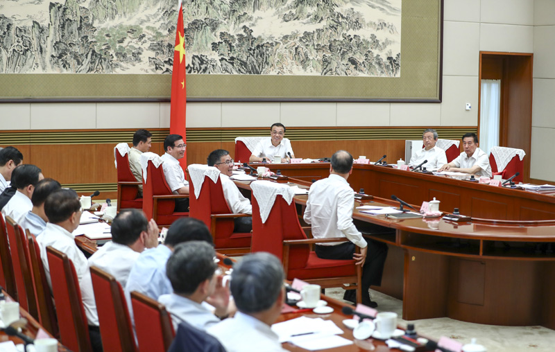柳工集團董事長曾光安向國務(wù)院總理李克強匯報工作